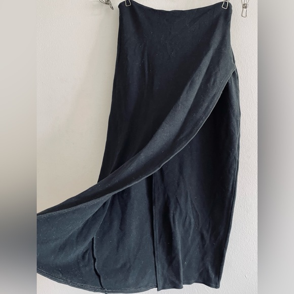 Shapely heavy knitwear black jersey skirt w a slit in the front - Picture 3 of 6